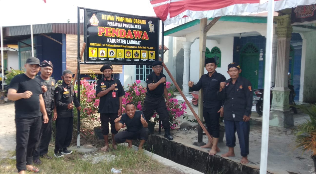 DPC PENDAWA LANGKAT PASANG PLANG NAMA KANTOR SEKRETARIATANÂ Â Â Â Â Â 