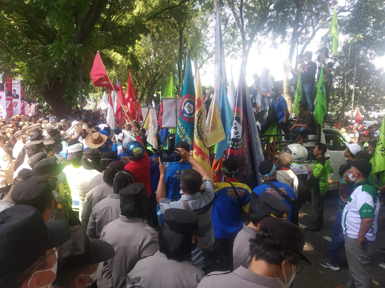 â€ŒPolrestabes Medan Kawal Unras Aliansi Buruh di DPRD SumutÂ 