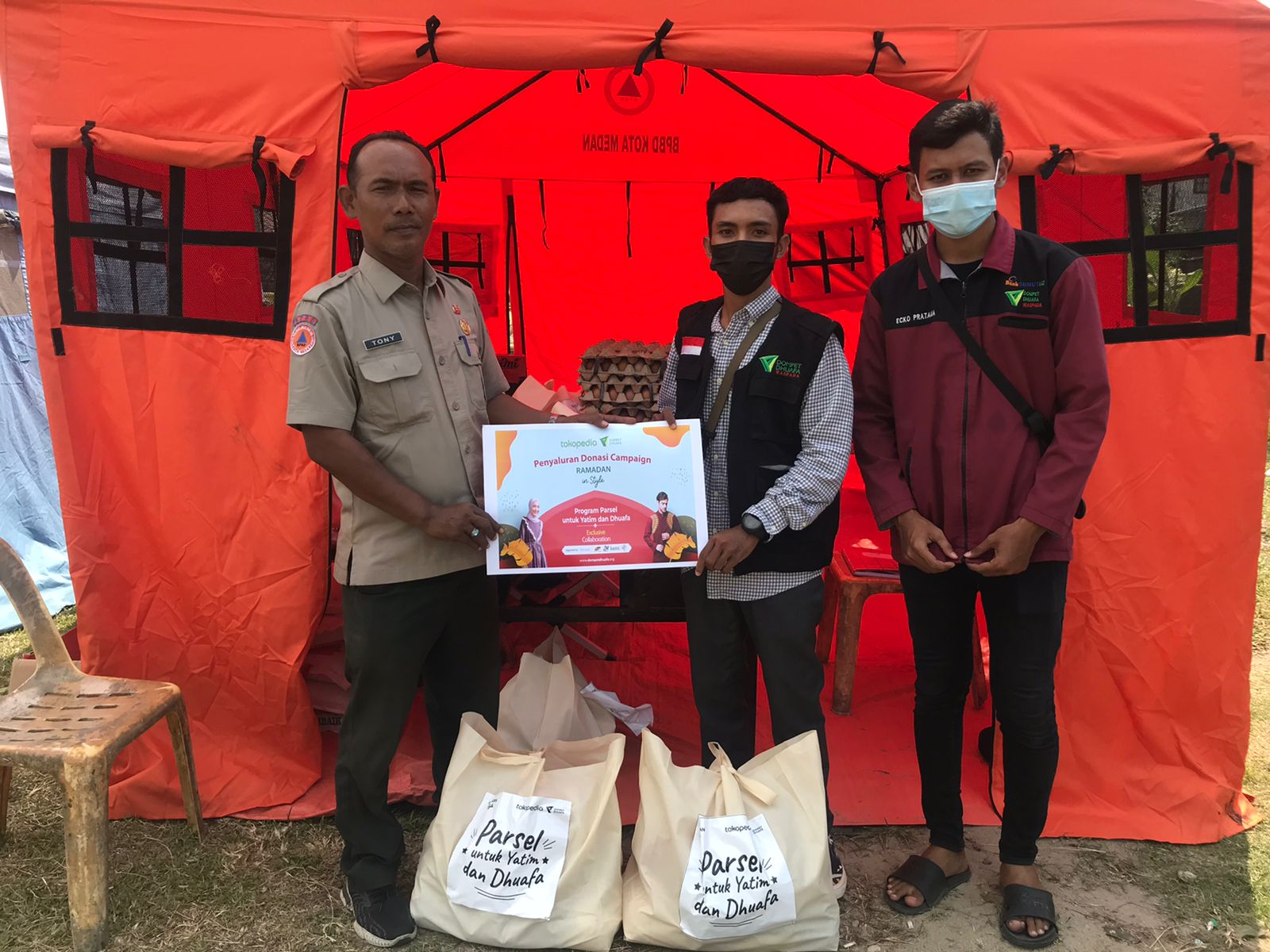 Rumah Ludes Terbakar, Korban Kebakaran di Jalan Rahmadsyah Terima Bantuan Paket Sembako DDW