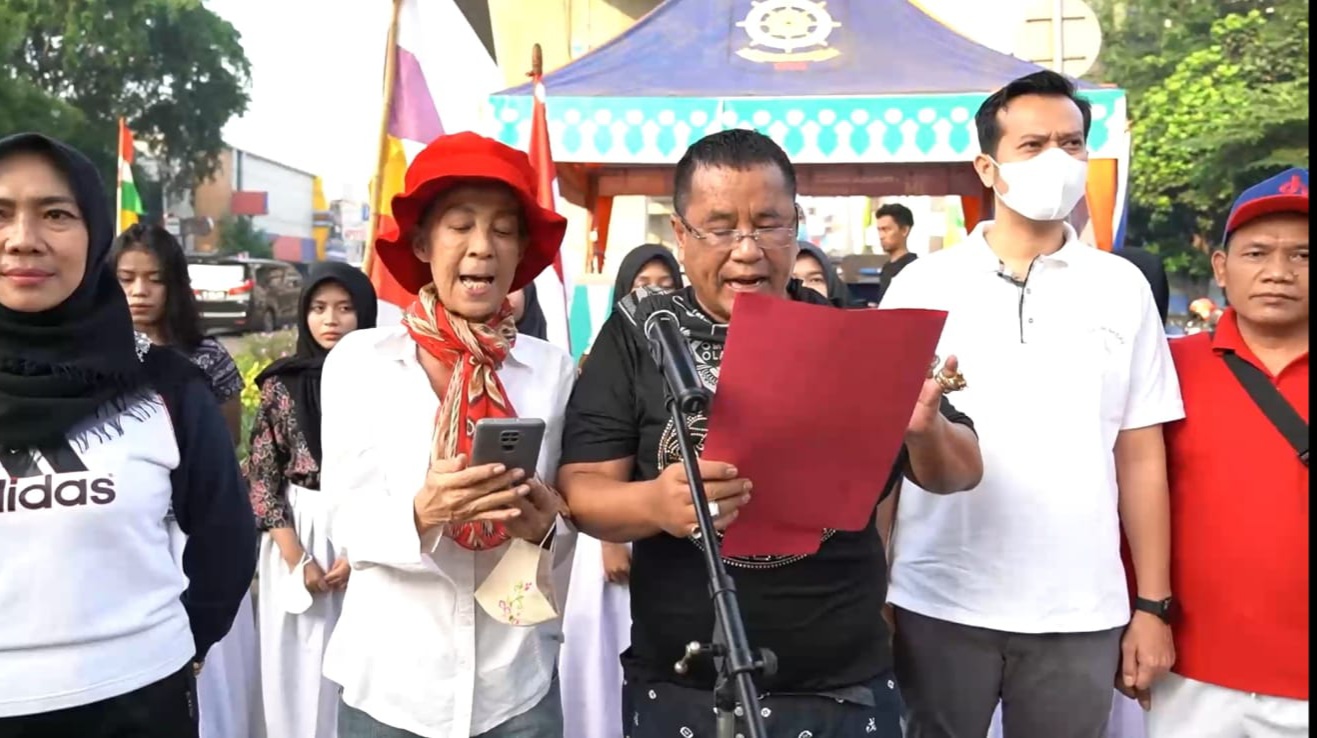 Ingatkan Nilai-nilai Perjuangan, Hotman Paris dan Ingrid Widjanarko Membaca Teks Proklamasi di Jalan