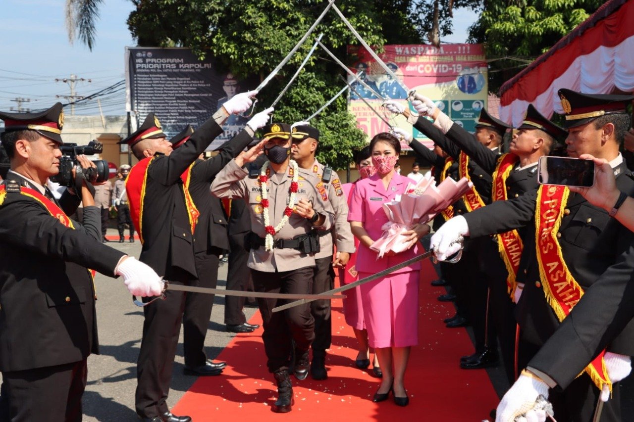 Pisah Sambut Kapolres Asahan Digelar Dengan Tradisi Upacara Pedang Pora