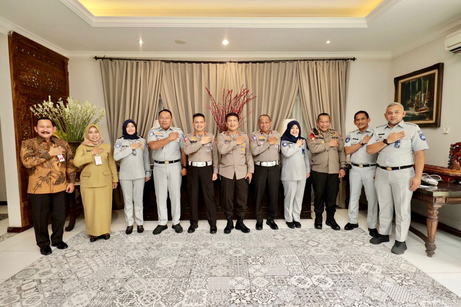 Kapolda Jatim Dampingi Kunker Kakorlantas Polri, Berikan Sosialisasi Penghapusan Registrasi Ranmor
