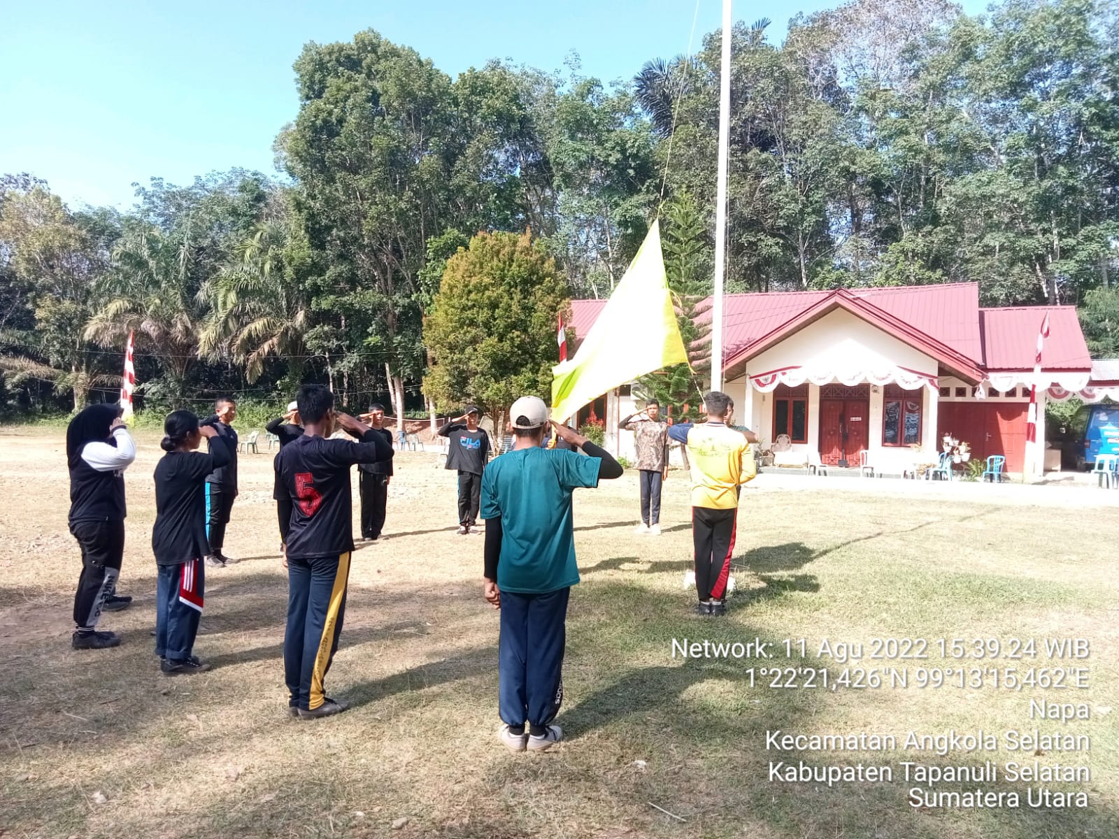 Jelang Pelaksanaan HUT RI, Babinsa Koramil 19/Siais Latihkan Tata Cara Pengibaran Bendera