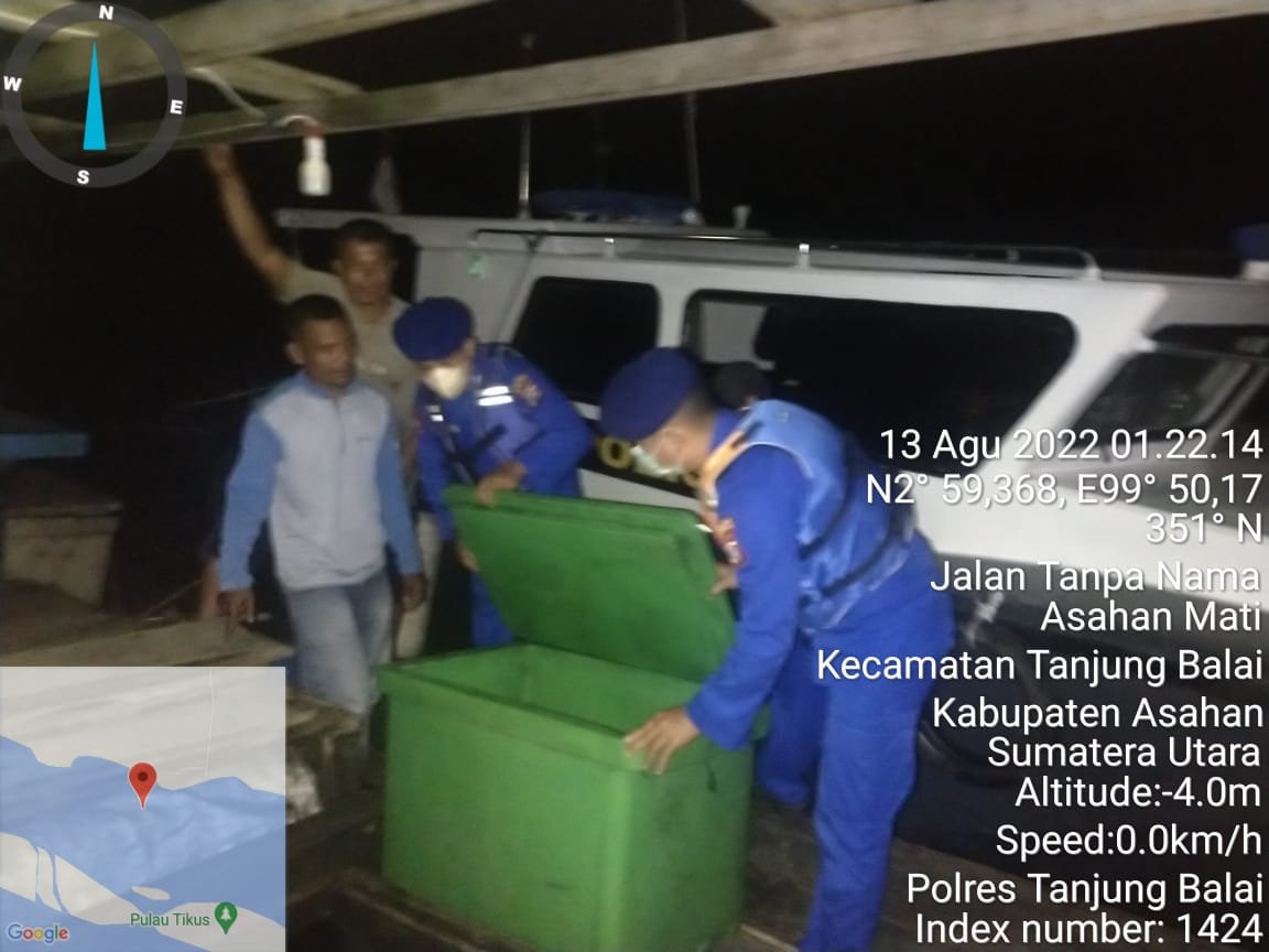 Patroli Perairan Personil Satpolair Polres Tanjungbalai Hentikan Kapal Nelayan Tanpa Nama Guna PemeriksaanÂ 