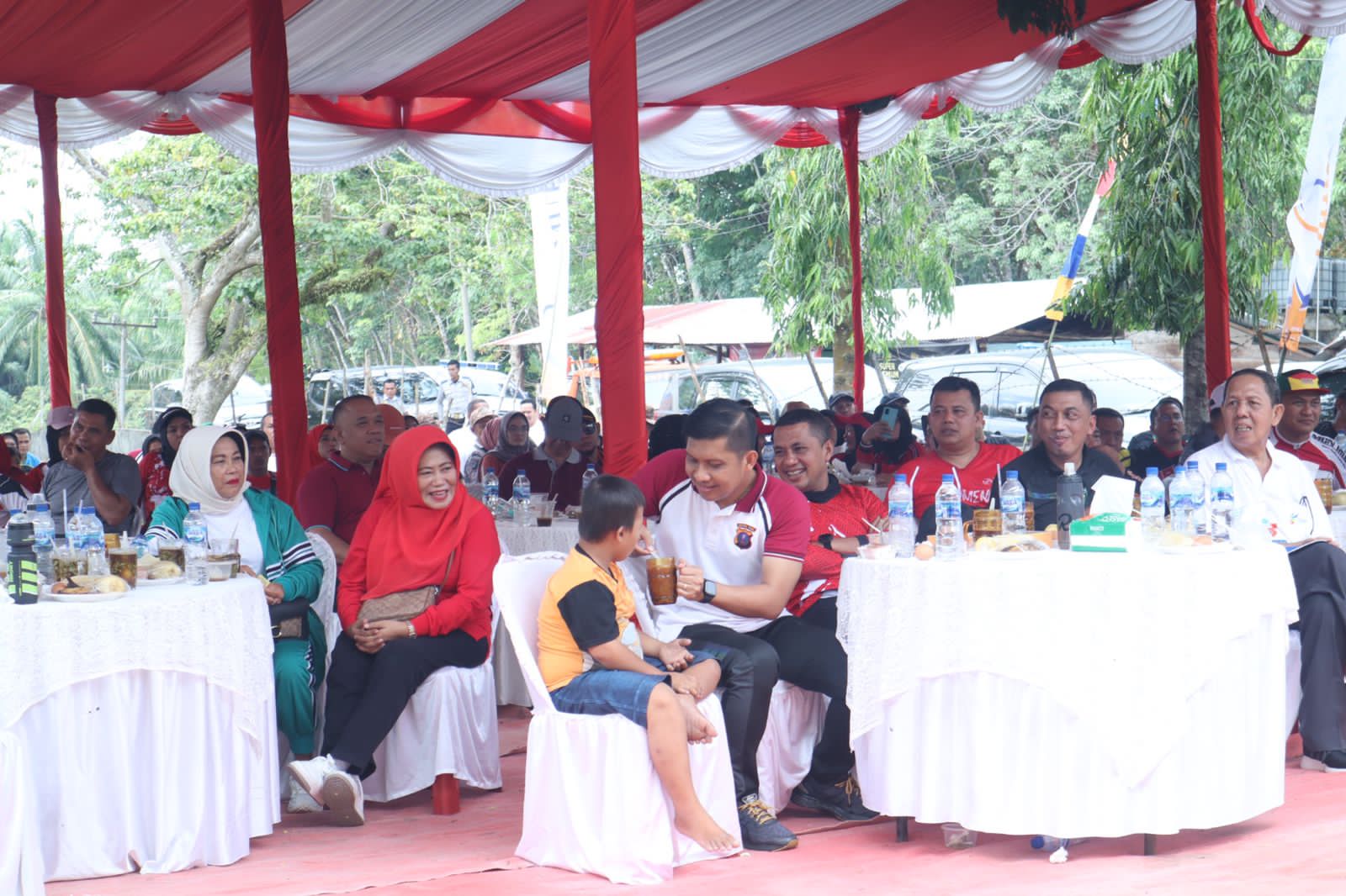 Humanis, Kapolres Tapsel Menyuapi Bocah 10 Tahun