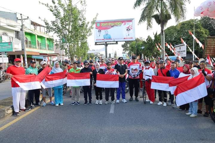 Bupati Madina Bagikan Bendera Merah Putih, Program 10 Juta Bendera Secara Nasional di HUT Kemerdekaan RI Ke 77