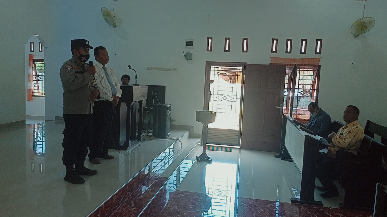 Personel Polsek Pulau Raja Polres Asahan Sampaikan Pesan Kamtibmas saat Komidamas di Gereja GMI Anugerah