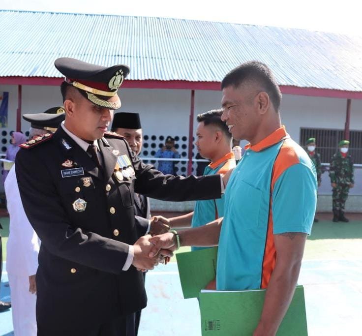 Momen Bahagia Kala Kapolres Tapsel Ucapkan Selamat kepada Warga Binaan Penerima Remisi