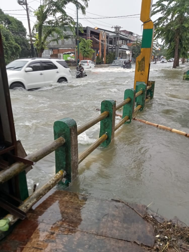 Rahudman Bilang OPD Belum Bekerja Maksimal, Sejumlah Kawasan di Medan Terendam Banjir