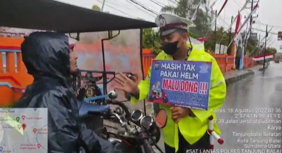 Meski Diguyur Hujan, Personil Satlantas Polres Tanjungbalai Tetap Himbau Warga Tertib Berlalulintas