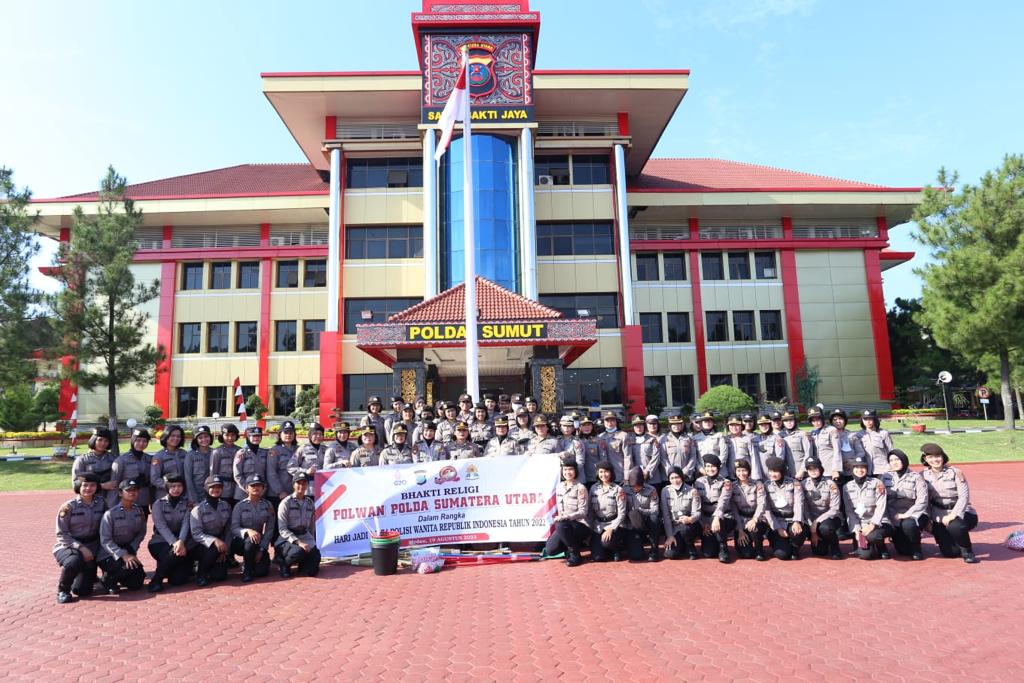 Peringati HUT Polwan RI ke 74, Polwan Polda Sumut Gelar Bakti Religi ke Rumah Ibadah