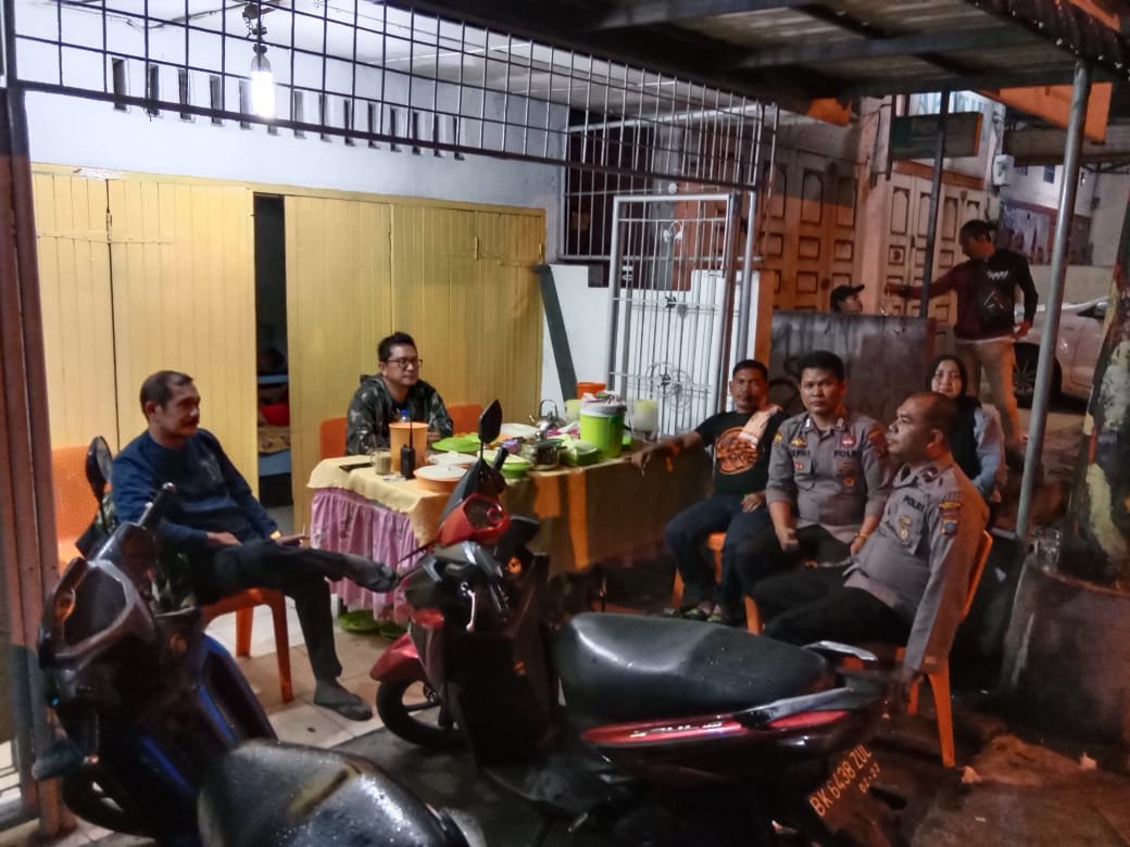 Hujan Tidak Menyurutkan Kanit Reskrim Polsek Medan Area, AKP Philip A Purba Pantau Kamtibmas, 3C dan Pekat dari Posko ApelÂ 
