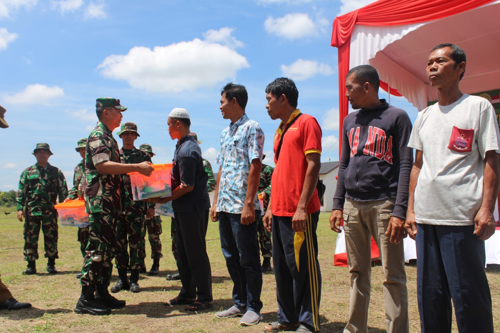 Tim Wasev Bagikan Sembako Kepada Warga di Lokasi TMMD