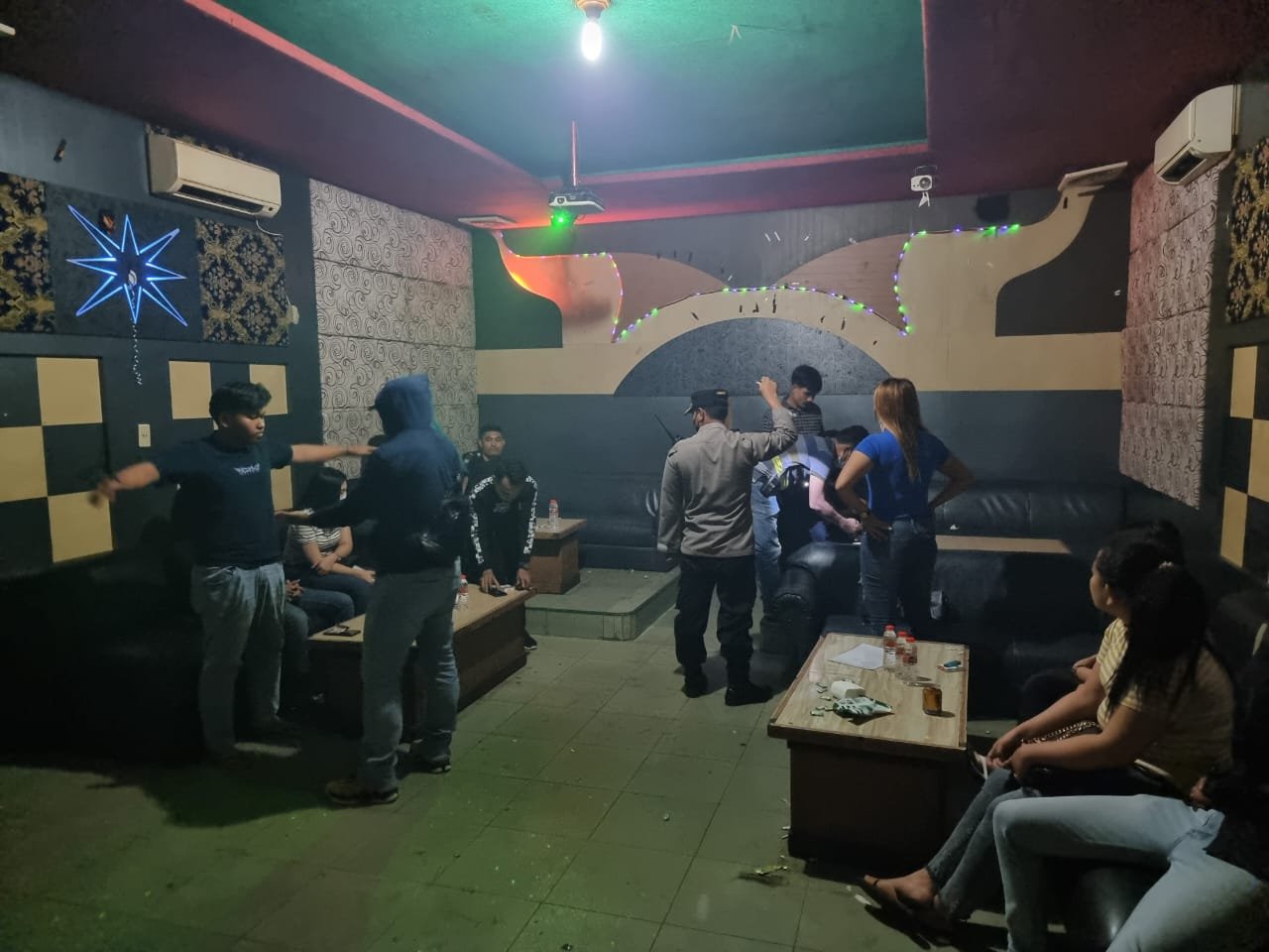 Personil Polres TanjungbaIai Merazia Tempat Hiburan Malam dan Hotel, Sejumlah Pengunjung Diperiksa