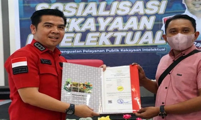Staf Khusus Menkumham, Bane Raja Manalu Serahkan Sertifikat Merek UMKM Bandrek Joeli