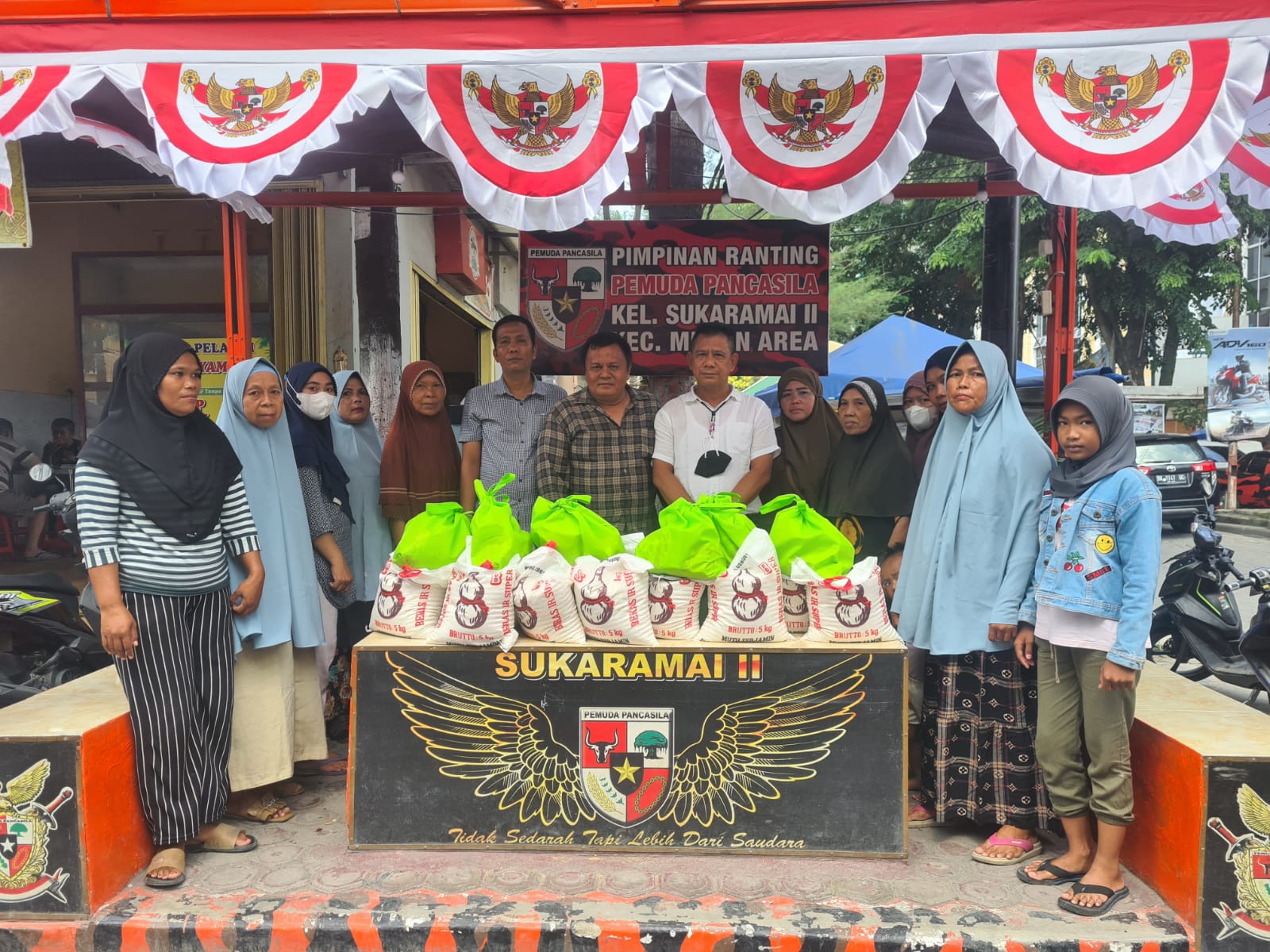 Jumat Barokah, Ketua Pewarta Kembali Gulirkan Sembako kepada Puluhan Kaum DuafaÂ 