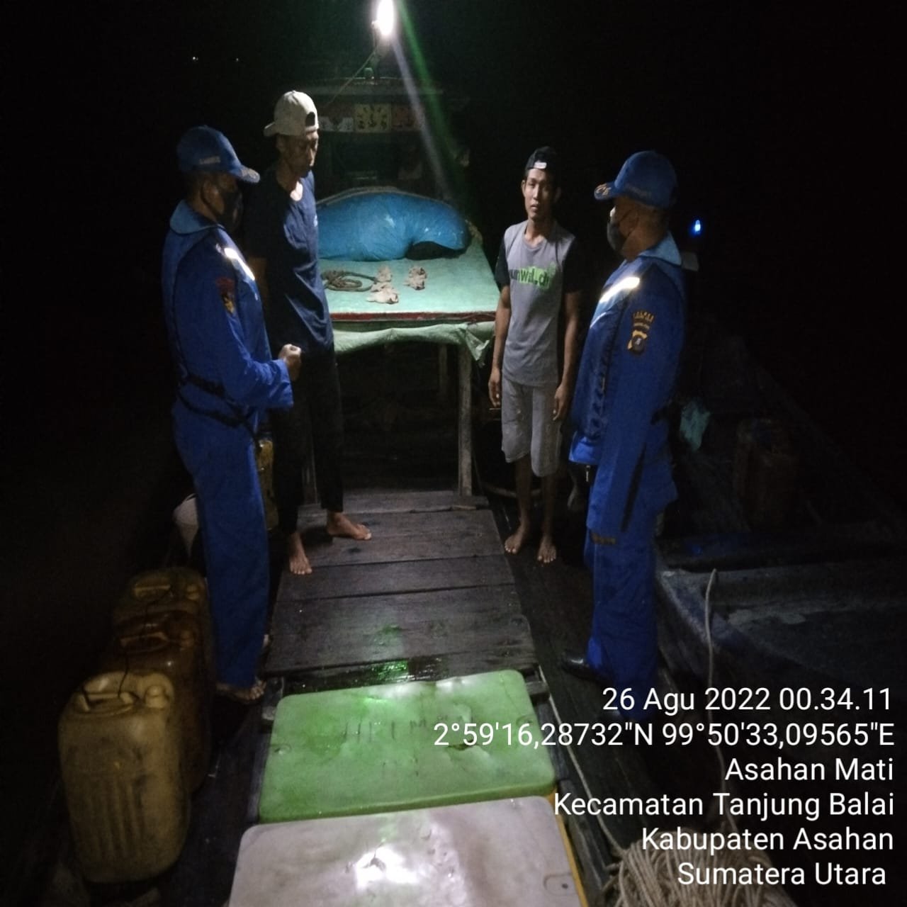 Personil Satpolair Polres Tanjungbalai Hentikan KM. Berkah Usai Melaut Guna Pemeriksaan