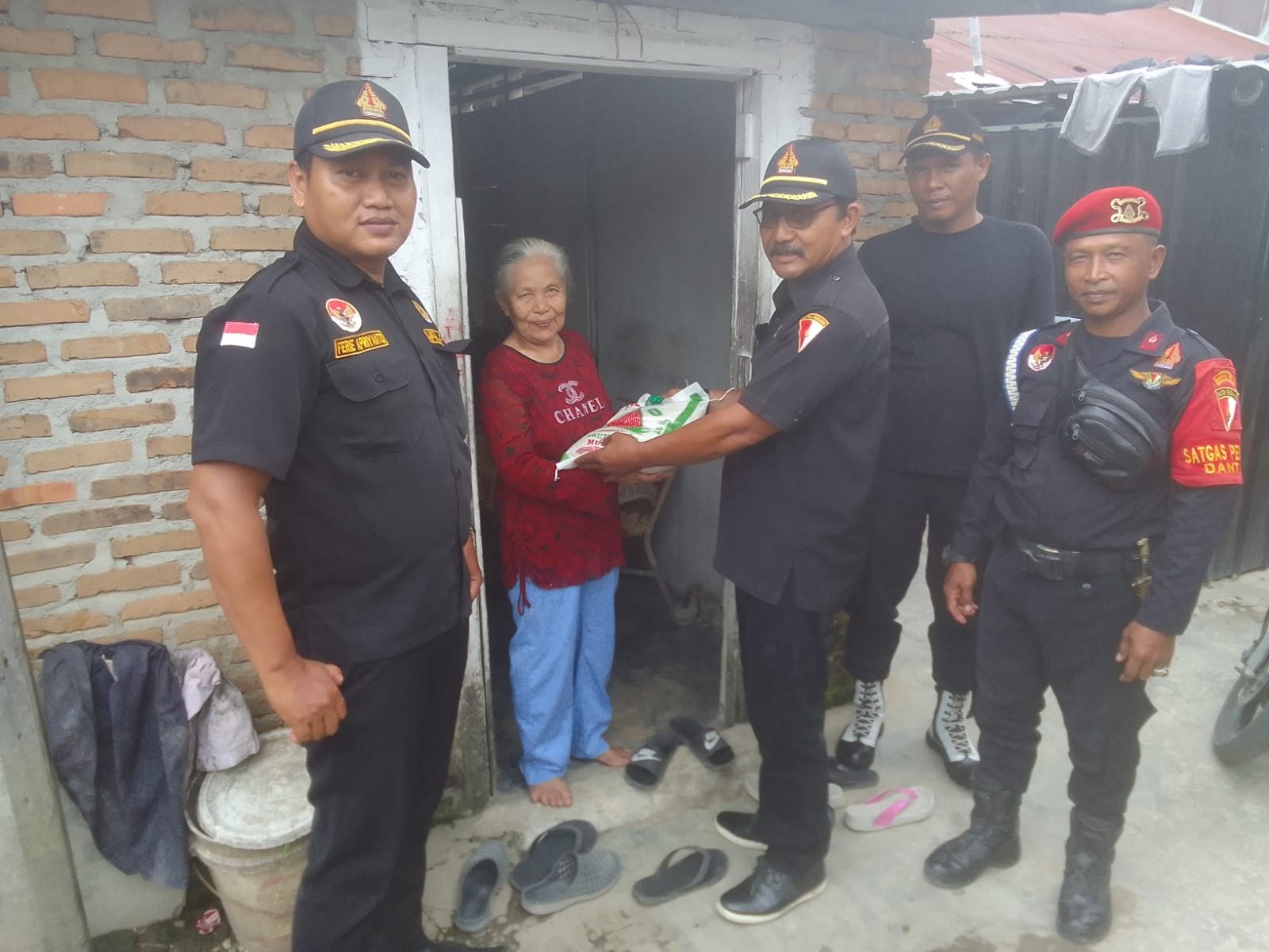 PENDAWA HAMPARAN PERAK DOOR TO DOOR BERBAGI PADA KAUM DHUAFAÂ Â Â Â Â Â Â Â Â Â Â Â Â Â Â Â 