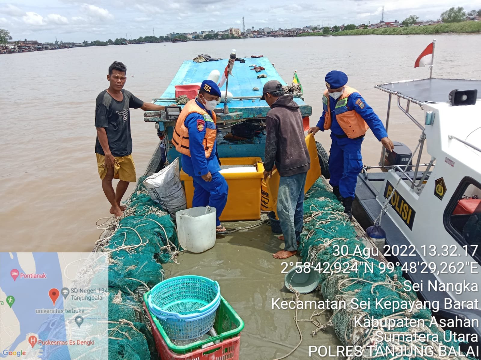 Personil Satpolair Polres TanjungbaIai Laksanakan Patroli Perairan Rutin, Kapal KM. Indah Jara Dihentikan Guna Pemeriksaan