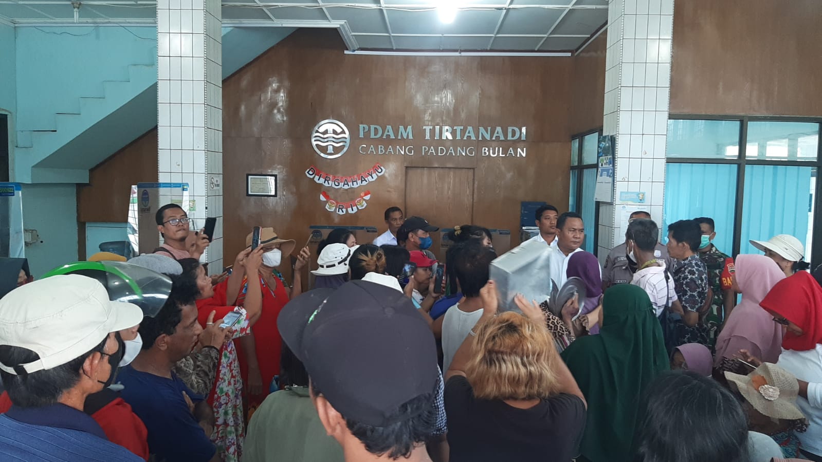 Protes Air Mati, Warga Simalingkar Geruduk Kantor PDAM Tirtanadi Padang Bulan