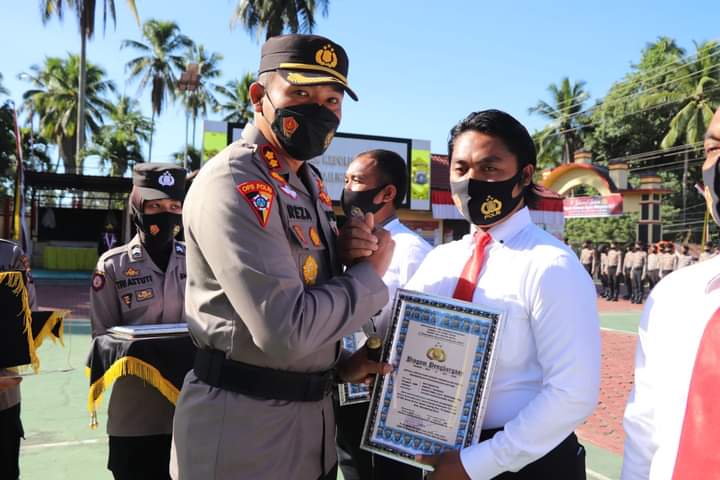 Kapolres Mandailing Natal AKBP H. M. Reza Chairul Memberikan penghargaan kepada personel Sat Resnarkoba Berprestasi