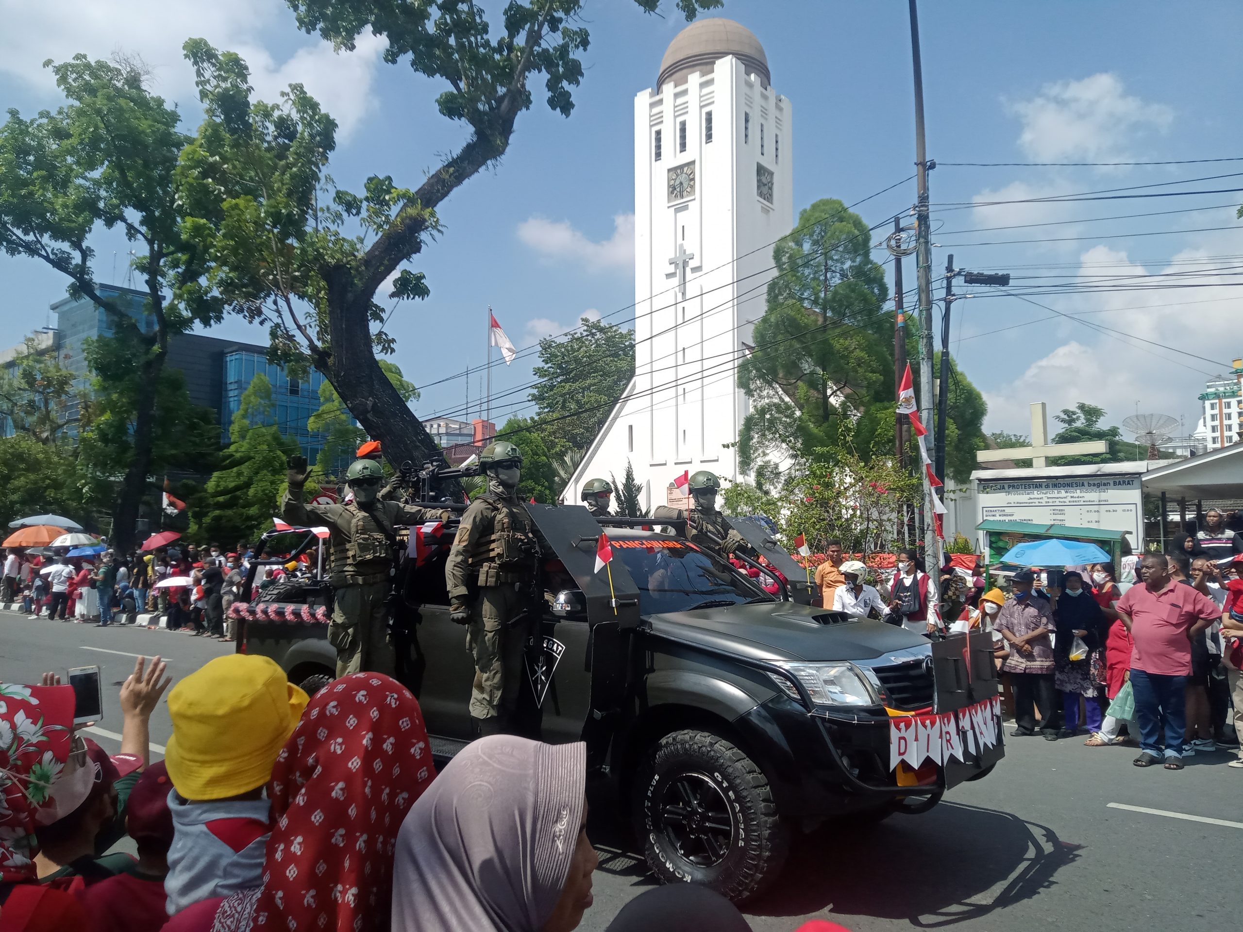 Diterik Panas Matahari, Gubsu Edy Rahmayadi Lepas Pawai Pembangunan Sumut Bermartabat