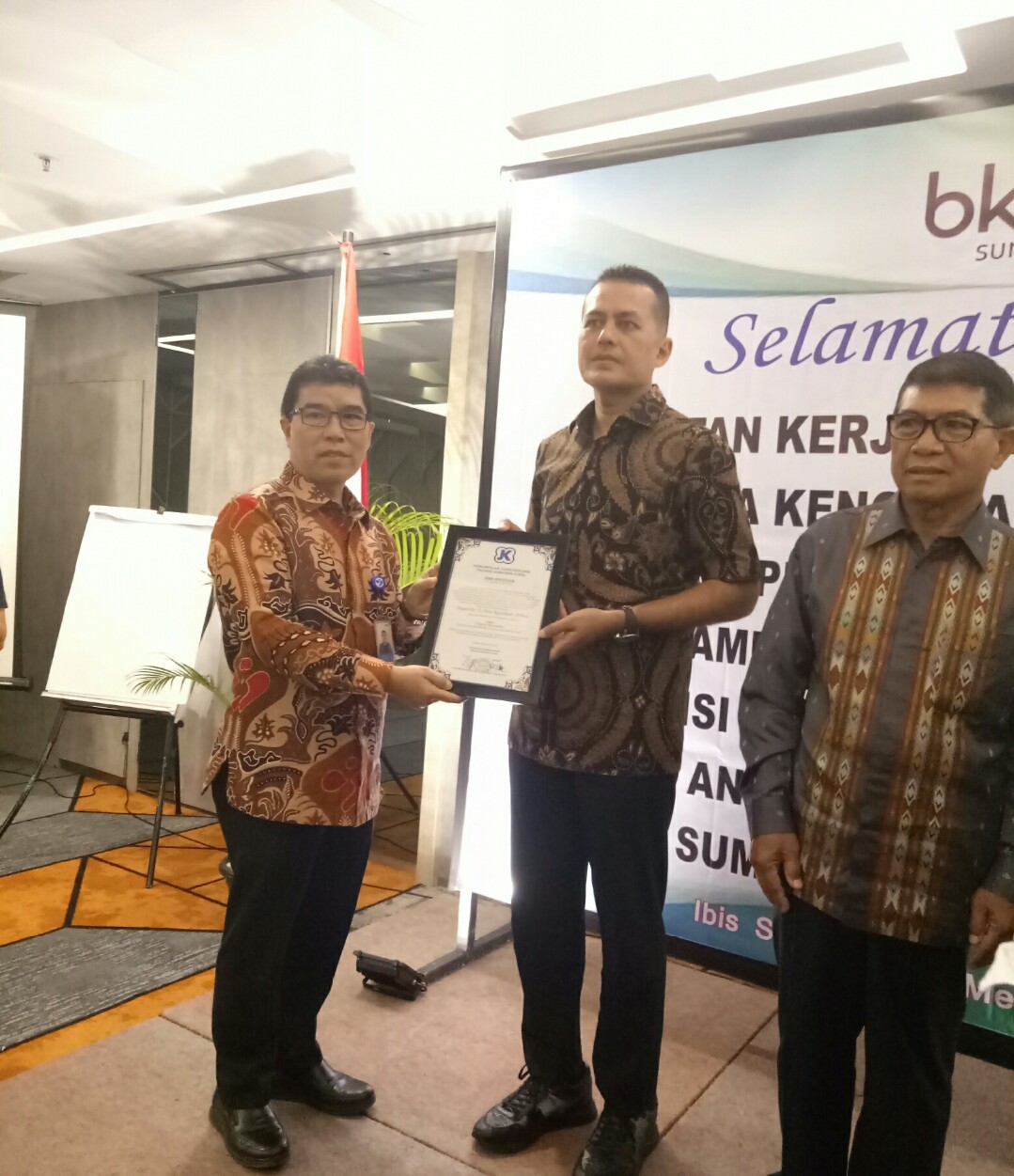 Kepala Perwakilan BKKBN SumutÂ  M Irzal Mengukuhkan AnggotaÂ  Kehormatan JUKEN dan Duta Bapak Asuh Anak Stunting (BAAS) Sumut