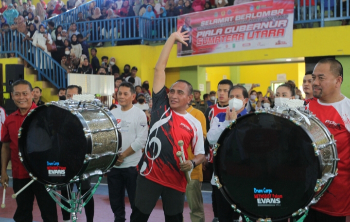 Edy Rahmayadi Ikut Menari dengan Mayoret Saat Buka Kejuaraan Marching Band se-Sumut