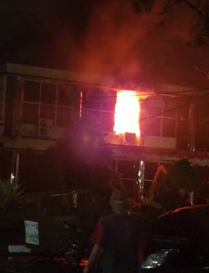 Breaking News! Gedung Dirkrimsus Mapolda Sumut Terbakar