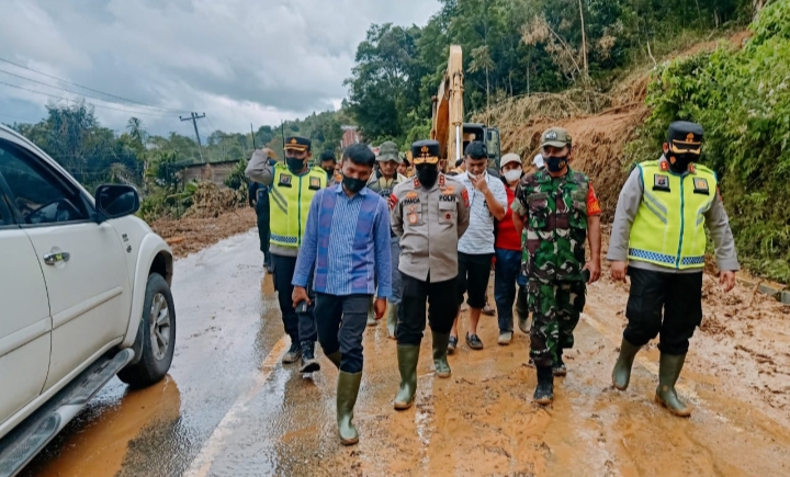 Kapolda Sumut Tinjau Bencana Alam di Kecamatan Lumbanjulu, Kabupaten Toba,