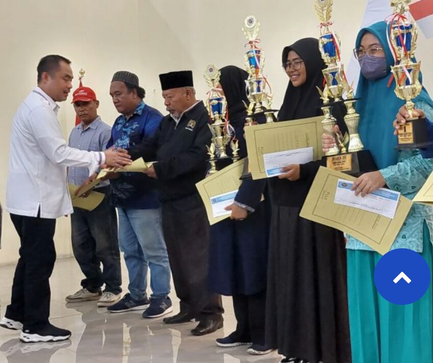 Ketua PWI Sumut Farianda Baca Puisi 