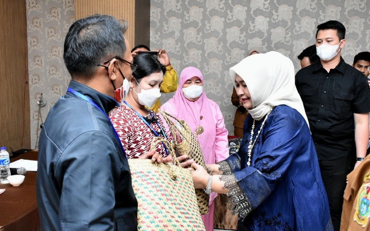 Jadi Kendala Pengrajin Tenun, Nawal Lubis Upayakan Kelancaran Distribusi Benang
