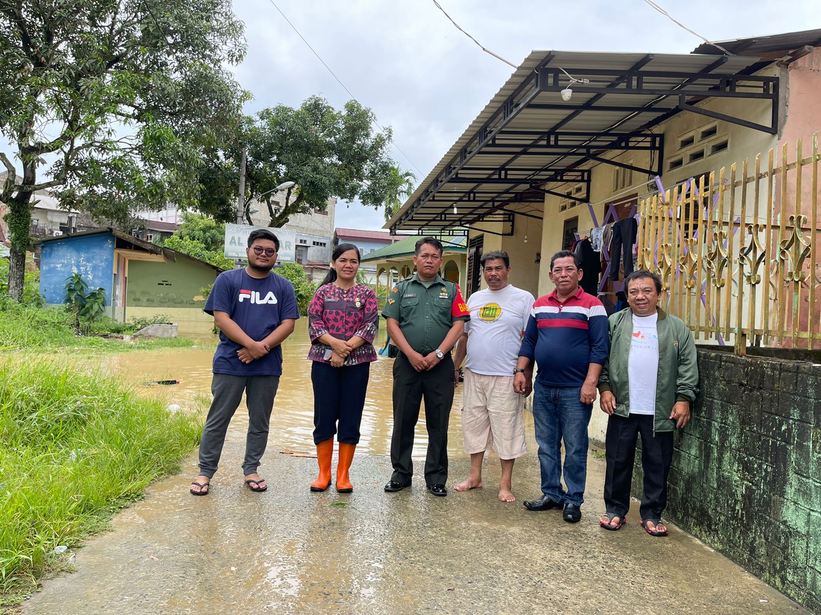 Lurah Darat Mika Tarigan Kunjungi Rumah Warga Kp Mandailing Terkena Banjir