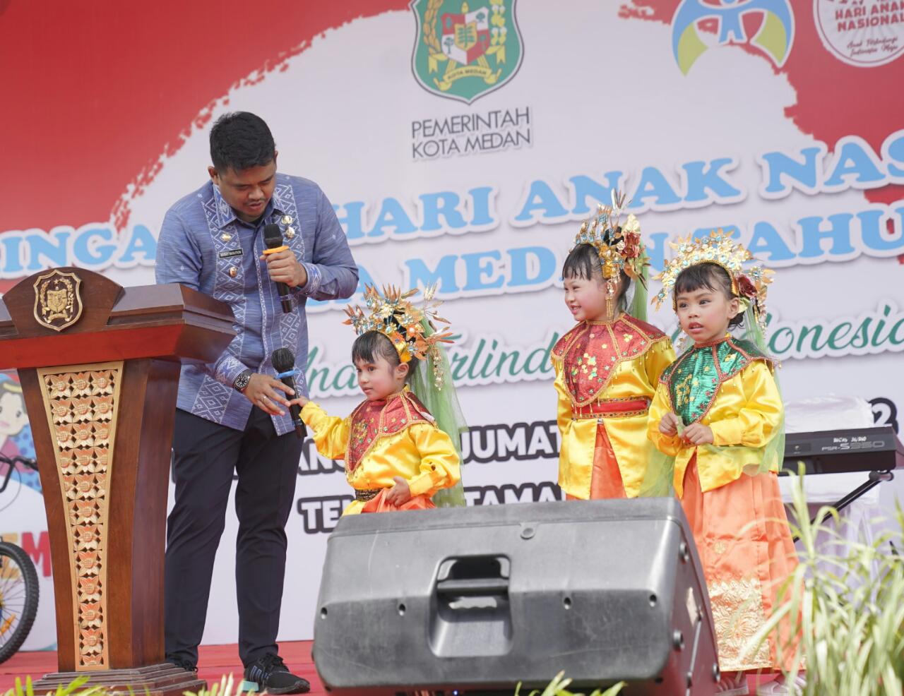 Meriahkan Puncak Peringatan Hari Anak Nasional Tingkat Kota Medan, Bobby Nasution Bagikan Sepeda Kepada Anak-Anak