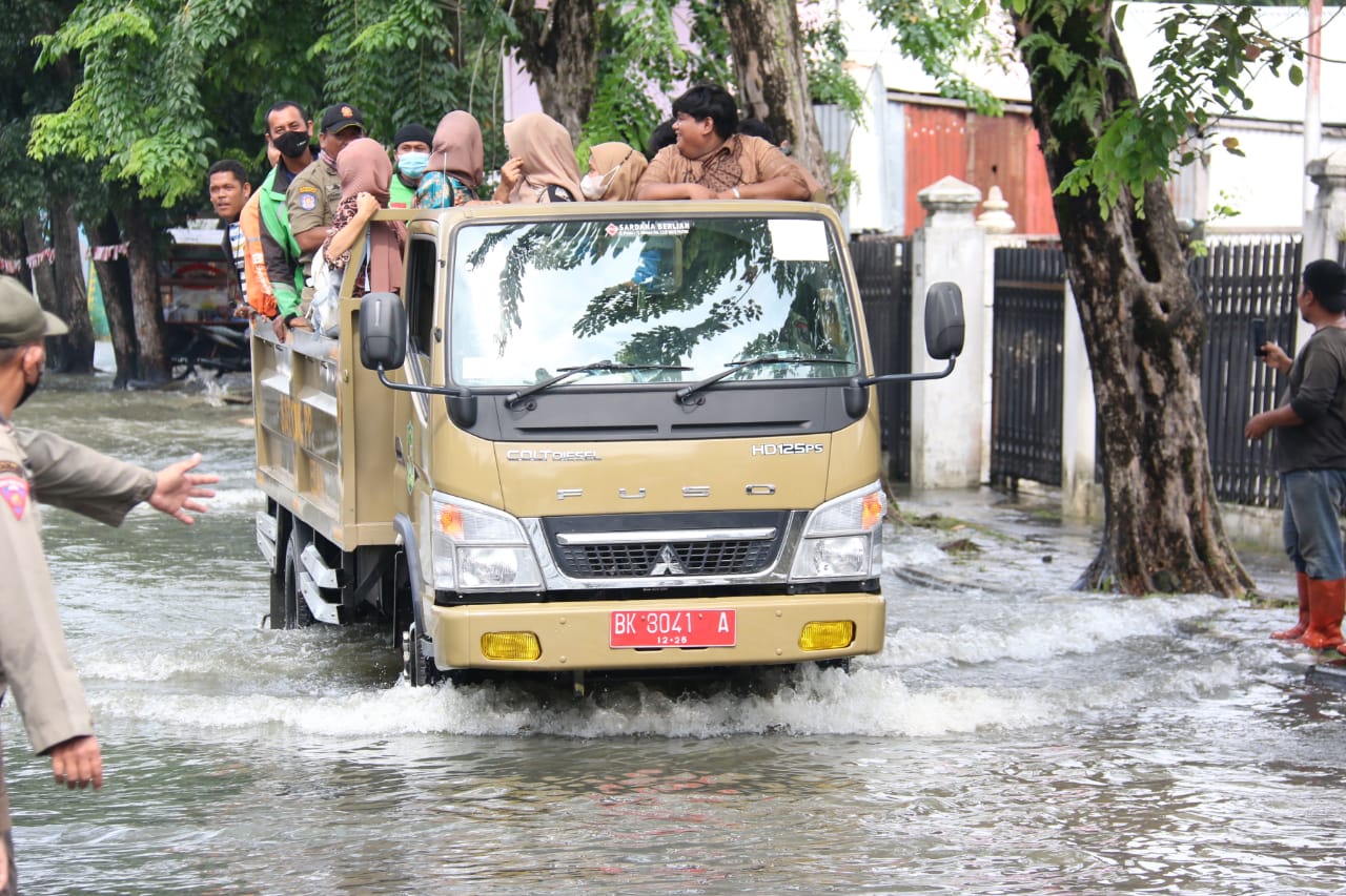 Gerak Cepat Kecamatan Medan Selayang Membantu Masyarakat Yang Terjebak Banjir