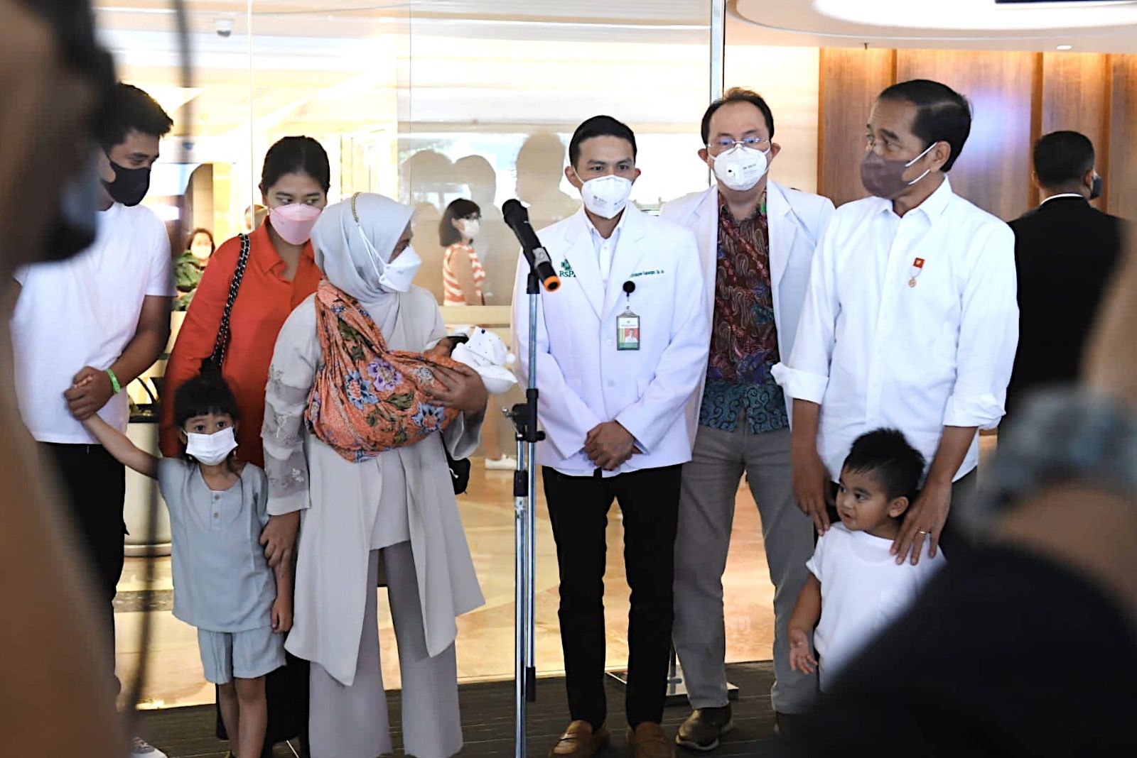 Presiden Jokowi dan Ibu Iriana Jemput Cucu Kelima, Bobby Nasution: Namanya Panembahan Al Saud Nasution