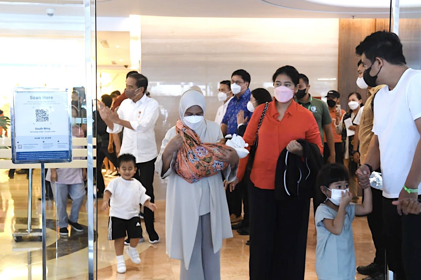 Presiden Jokowi dan Ibu Iriana Jemput Cucu Kelima, Bobby Nasution: Namanya Panembahan Al Saud Nasution