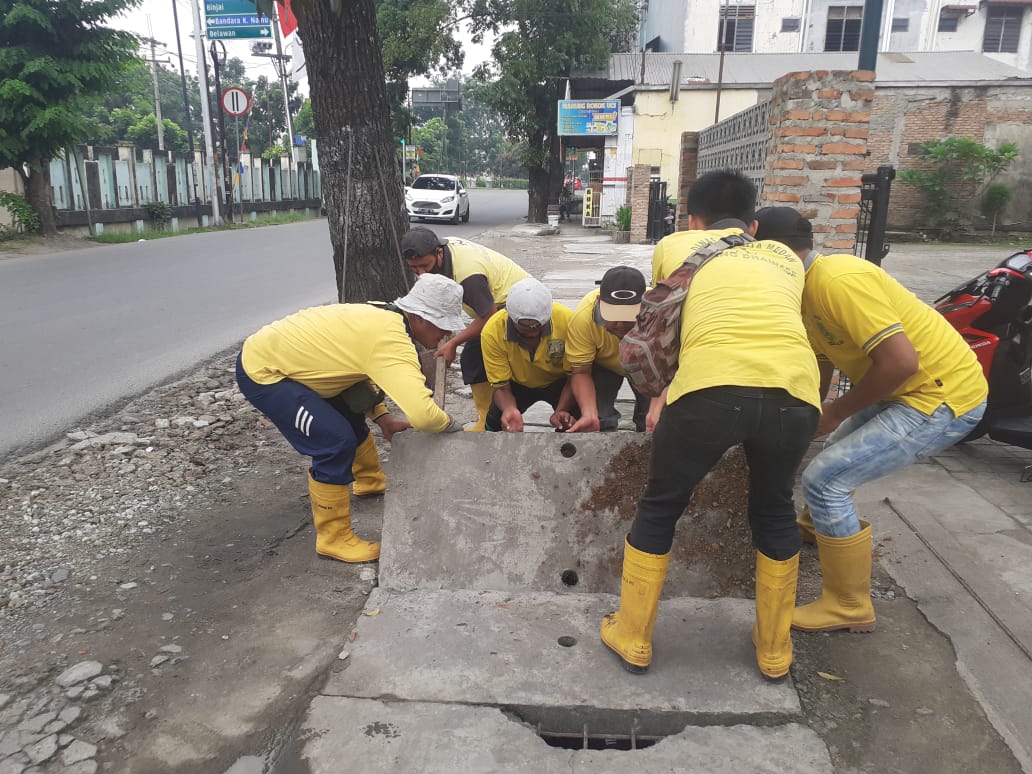 Upaya Dalam Penanganan Banjir, Dinas PU Lakukan Normalisasi drainase di Jalan Merak Medan Sunggal