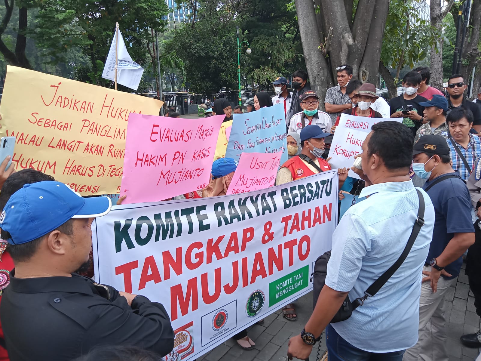 Korupsi 39,5 Miliar Mujianto tak Ditahan, Ratusan Masa KRB Demo Minta Mujianto Ditahan Kembali
