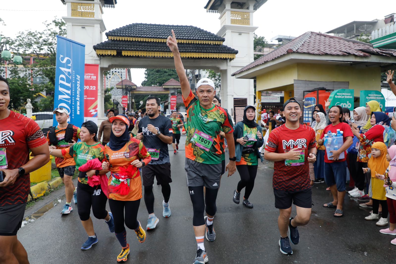 Guyuran Hujan Tak Menyurutkan Lari MarathonÂ  Ganjar Pranowo bersama Warga Medan