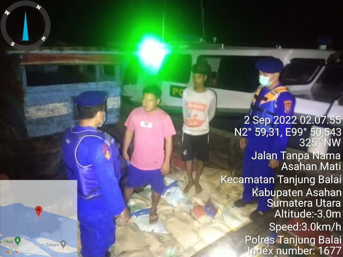 Personil Patroli Satpolair Polres Tanjungbalai Hentikan dan Periksa Kapal Tanpa Nama Pengangkut Bahan Bangunan