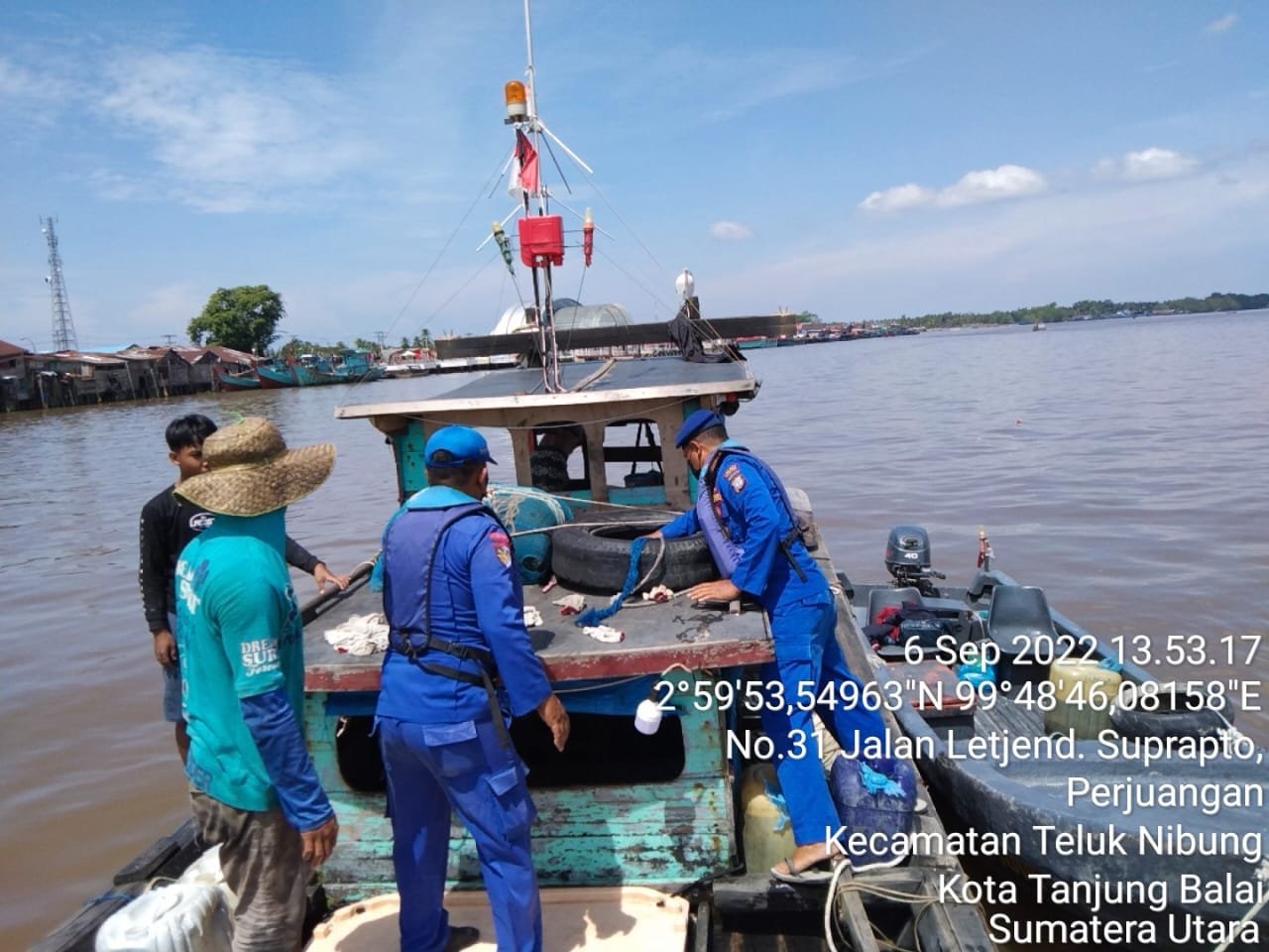Minimalisir Tindak Pidana di Perairan Tanjung Balai, Personil Satpolair Hentikan Kapal Tanpa Nama Guna Pemeriksaan