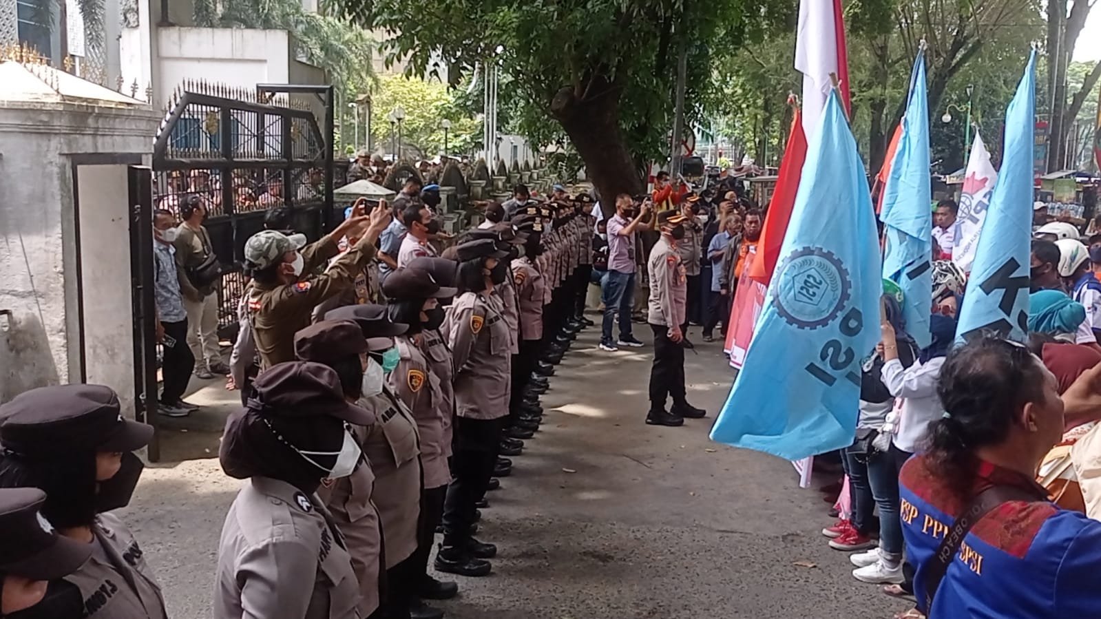 Dikawal Polrestabes Medan, Unjuk Rasa Buruh Tolak Kenaikan BBM Berakhir Kondusif