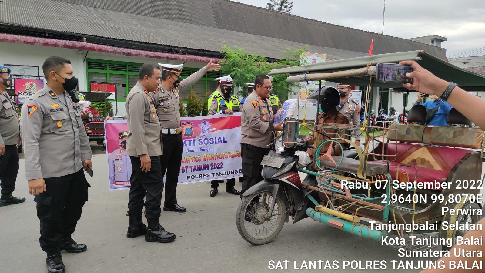 Dalam Rangka HUT Lalu Lintas Bhayangkara Ke 67 Tahun 2022, Polres Tanjungbalai Laksanakan Bakti Sosial Berbagi Sembako