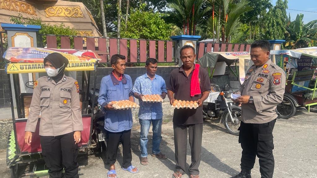 Kapolresta Deli Serdang bagikan sembako kepada masyarakat terdampak kenaikan harga BBM