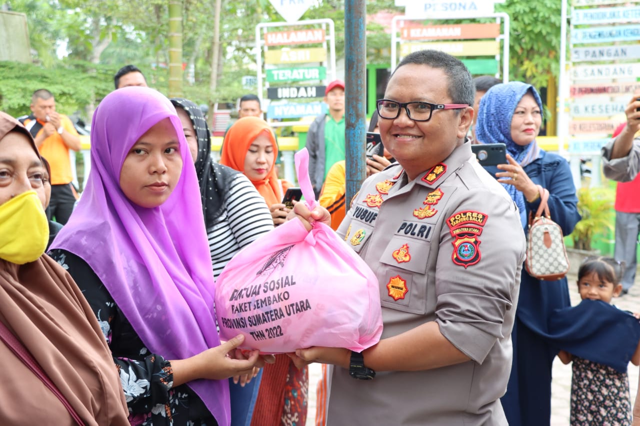 Kapolres Tanjungbalai Bersama Walikota dan Forkopimda Berikan Bansos Kepada Masyarakat Kota Tanjungbalai