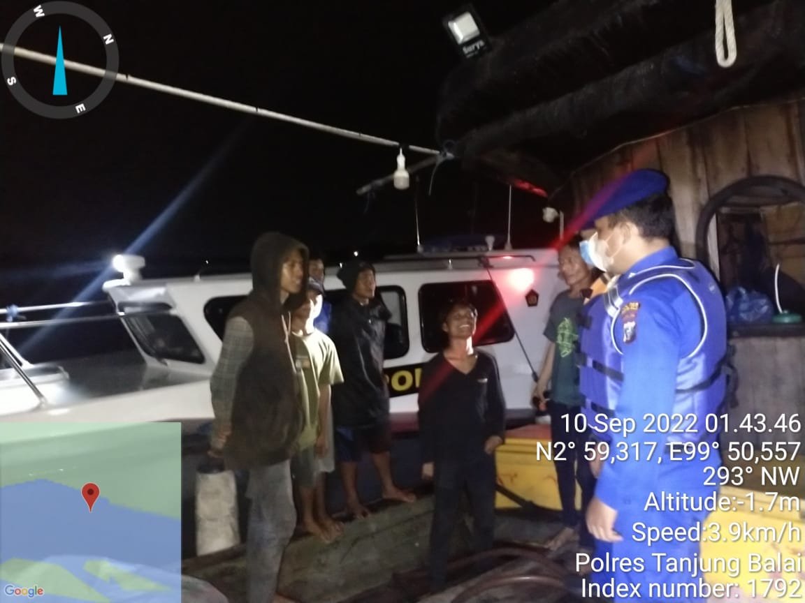 Patroli Personil Satpolair Polres TanjungbaIai Kembali Hentikan Kapal Nelatan Tanpa Nama Guna Pemeriksaan