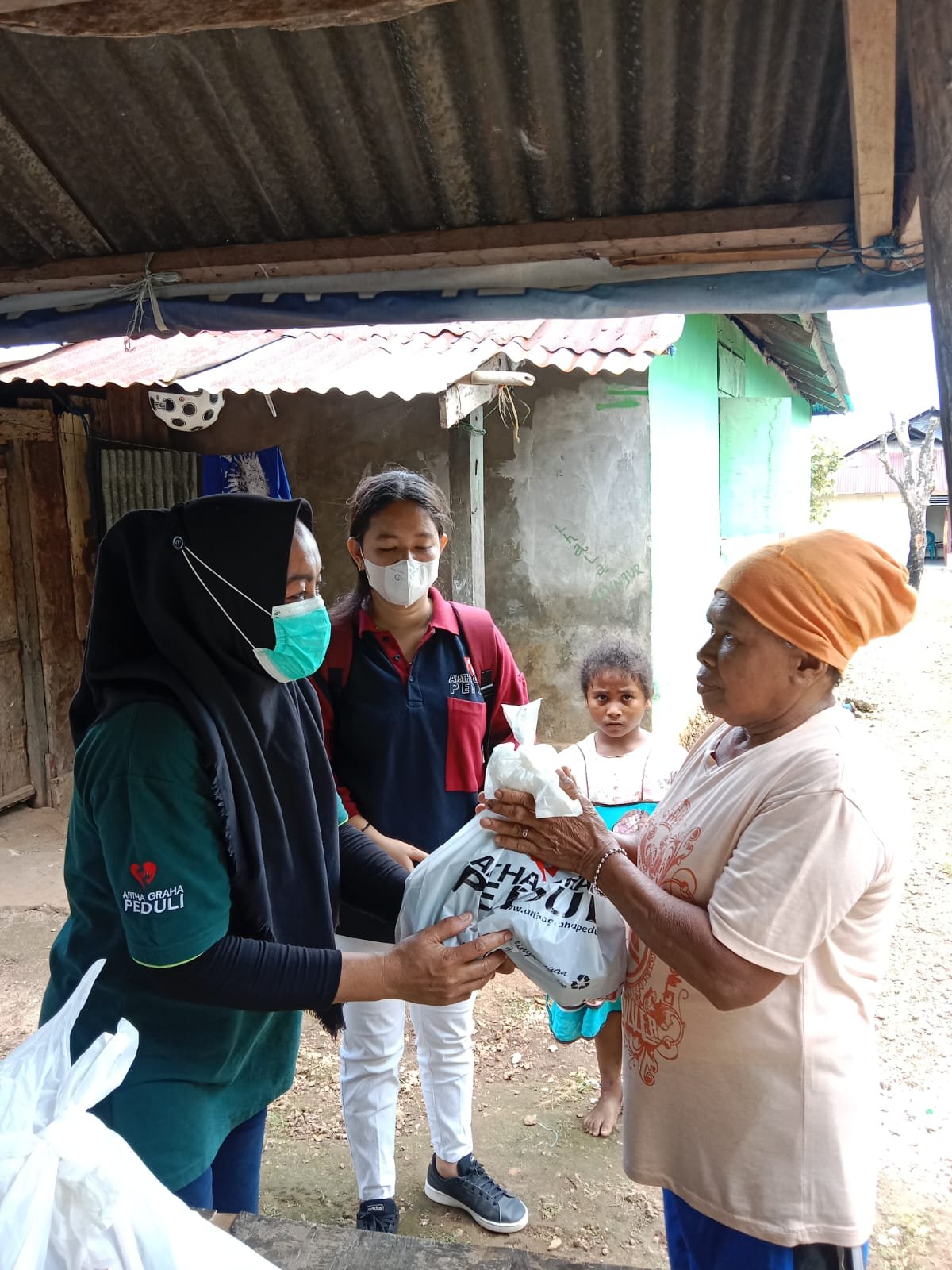 PT Samudera Indonesia Sejahtera dan Bank Artha Graha Internasional Bagi Sembako Gratis di Tual