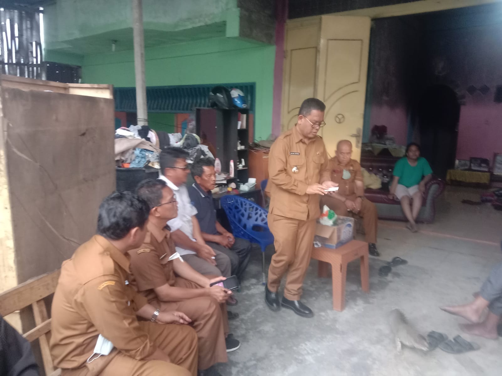 Bupati Toba Beri Semangat dan Tali Asih Kepada Kades Siguragura Porsea dan 2 Warga yang Rumahnya Terbakar