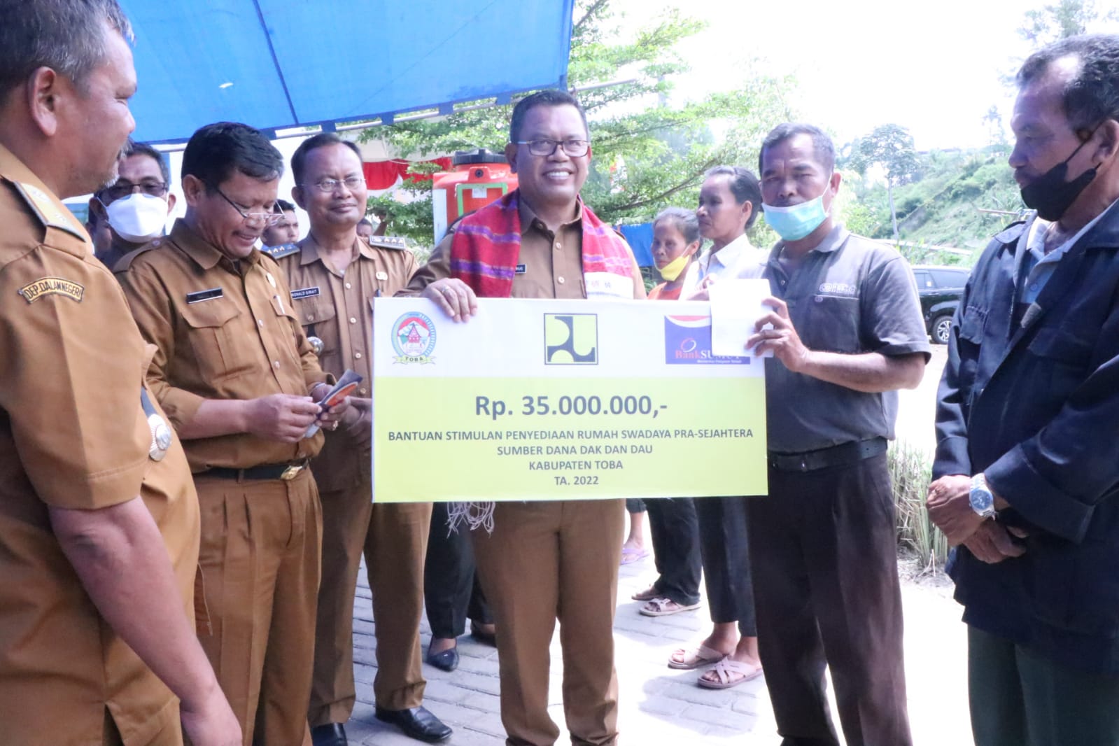 Bupati Toba Serahkan Bantuan Penyediaan Rumah Swadaya , BLT dan BST BBM kepada Warga Siruar Desa Siantar Utara, Parmaksian